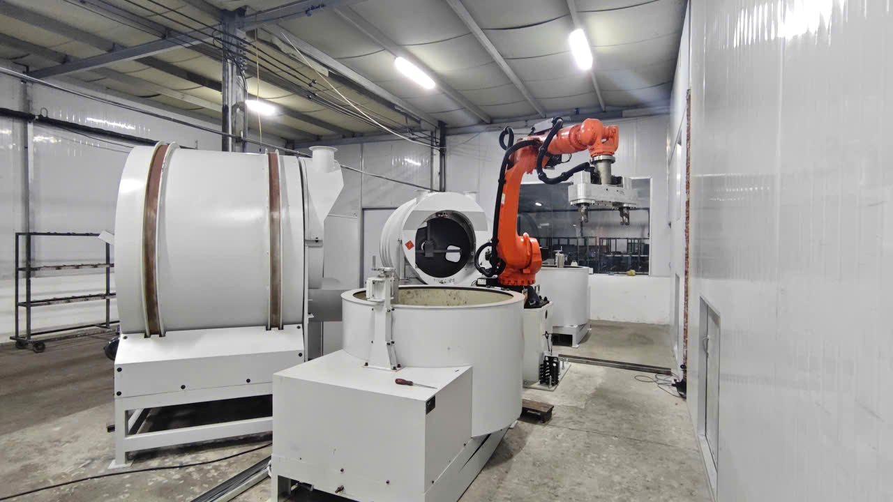 Automated slurry dipping room with robot arms and slurry tanks