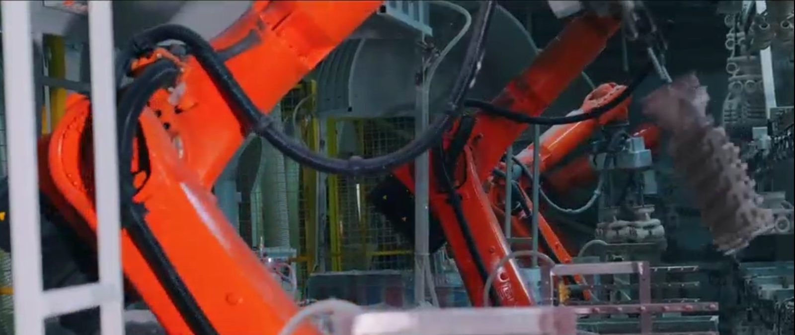 Cánh tay robot nhúng cây sáp vào hồ gốm