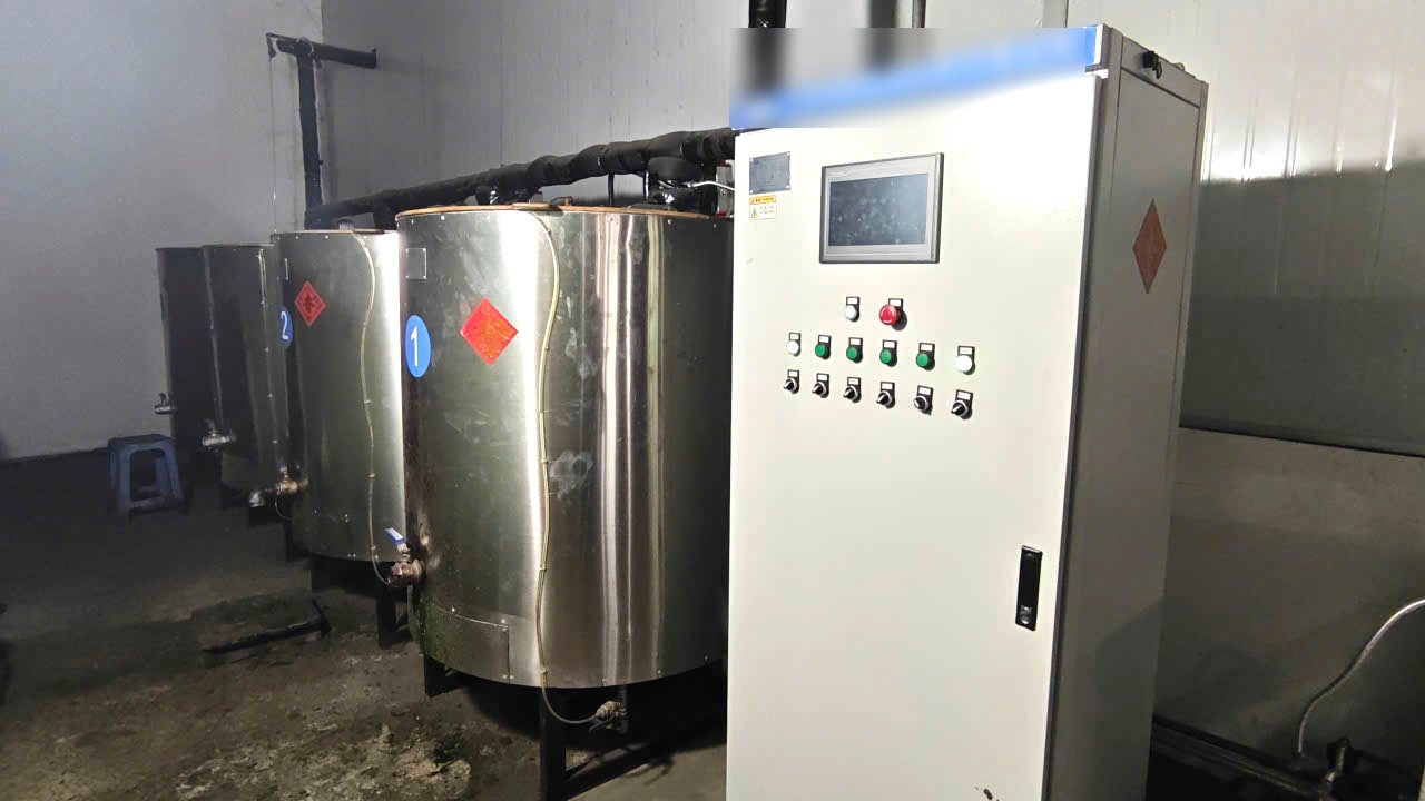 Thùng nấu và giữ nhiệt sáp cùng tủ điều khiển PLC