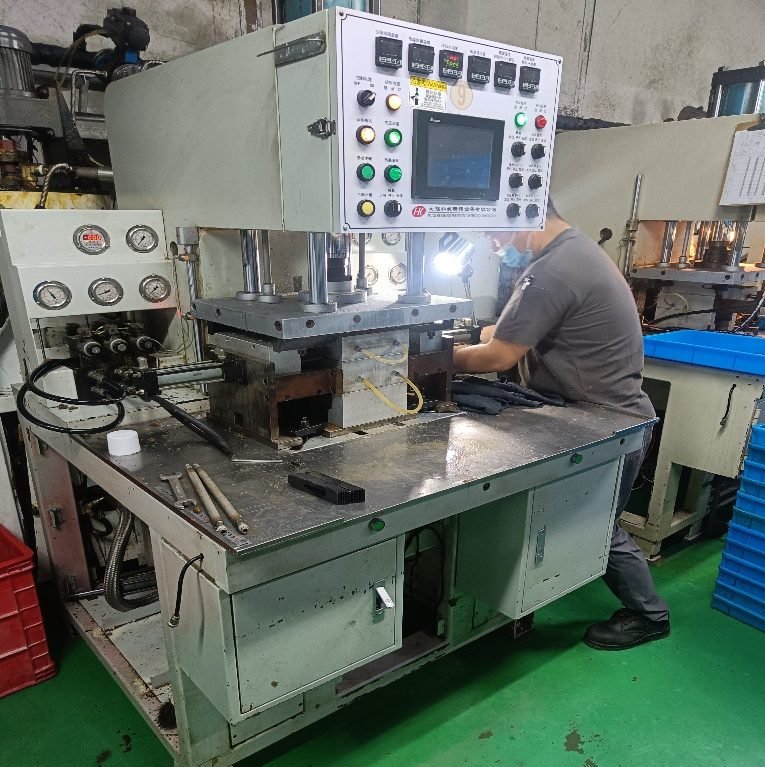 PLC-controlled wax injection machine